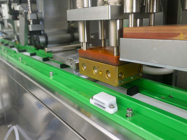 冠鴻智能灌裝機/貼標機在賽普生物實現自動化生產和降低成本