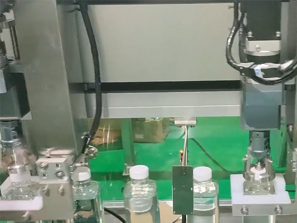 自動化包裝設備廠家冠鴻智能帶你深度認識跟隨式旋蓋機